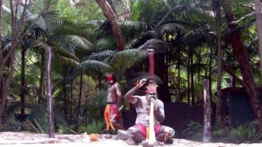 Yugambeh yerli erkek didgeridoo, Queensland, Avustralya Aborjin kültür gösterisi sırasında araç yerli müzik çalmak
