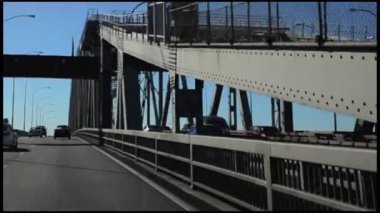 Auckland Harbor Köprüsü'nde trafik