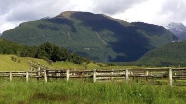 Glenorchy yakınındaki dağ silsilesi