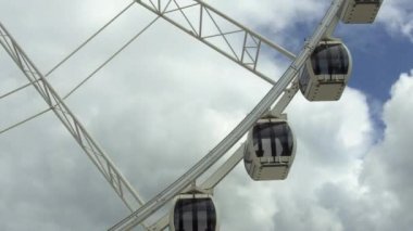 dönme dolap ile beyaz bulutlar mavi gökyüzü