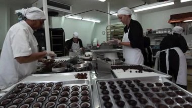 fabrika işçileri daldırma Çikolata topları hazırlamak