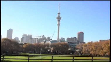 Auckland - 21 Mayıs 2105: Auckland gökyüzü kule ve otoyol panoramik görünümü. Sky Tower bir gözlem ve telekomünikasyon'Auckland Cbd, Auckland City, Yeni Zelanda kulesidir.