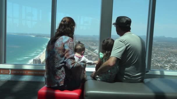 Visita della famiglia dei visitatori nel Q1 Building SkyPoint Observation Deck — Video Stock