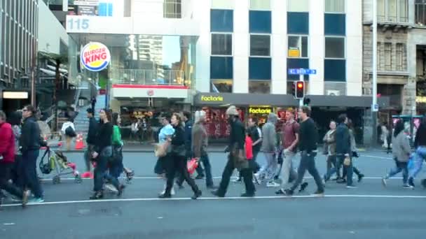 Tráfico en Queen Street en Auckland Nueva Zelanda — Vídeo de stock
