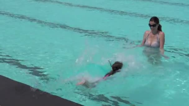 Niña niño salta a la piscina — Vídeos de Stock