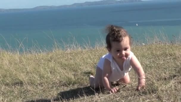 Повільний рух Дитяча дівчинка повзе на відкритому повітрі — стокове відео