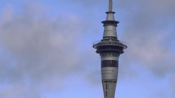 Chmury przechodzą przez Sky Tower wieżowiec — Wideo stockowe