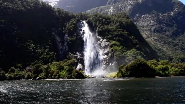 Nádherný vodopád ve fjordu Milford Sound — Stock video