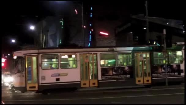 Trafic dans le quartier central de Melbourne la nuit . — Video