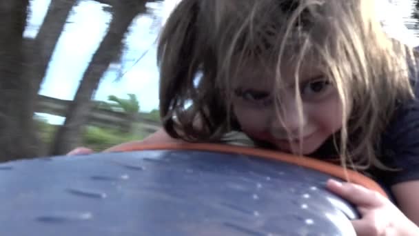 Девочка 4 года играет на детской площадке — стоковое видео