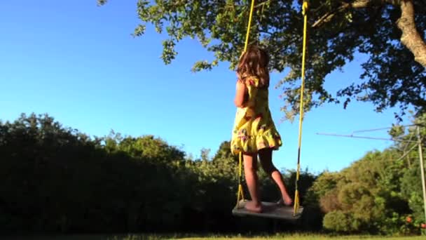 Kaukasiska liten flicka spelar Swing — Stockvideo