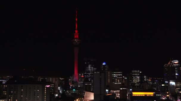 Sky Tower illuminare in colore rosso — Video Stock