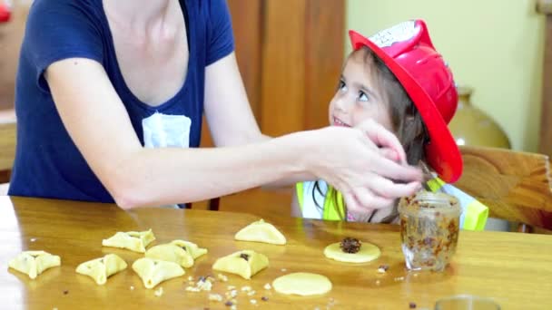 Anne ve çocuk kostüm hazırlama ve pişirme — Stok video