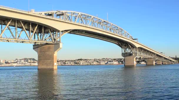 Puente del puerto de Auckland en Auckland — Vídeos de Stock