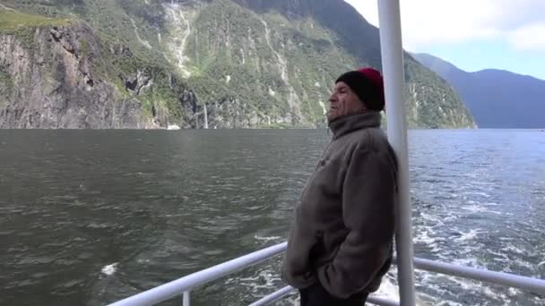 Dojrzały człowiek żagiel na a rejs łódź — Wideo stockowe