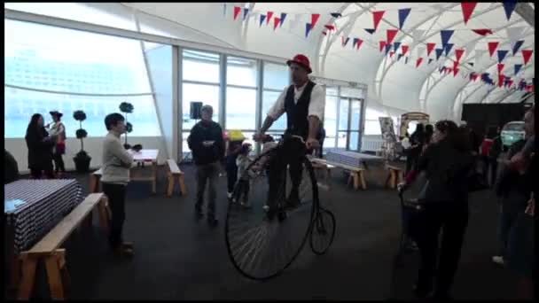 Hombre libra una bicicleta de alta rueda durante el cumpleaños de Queens en Aucklnad NZL — Vídeos de Stock