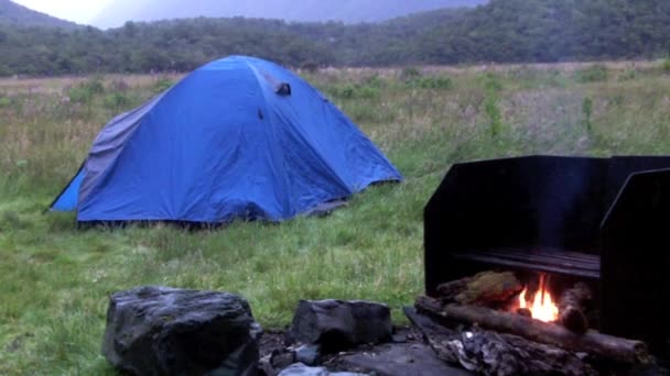 Falò all'aperto vicino a una tenda — Video Stock