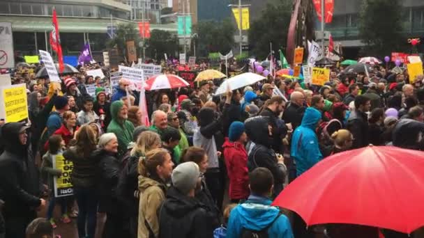 Tusentals marschera mot Tpp handelsavtal i Auckland — Stockvideo