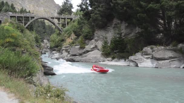 Turyści cieszyć się wysokiej prędkości jazdy łódź jet — Wideo stockowe