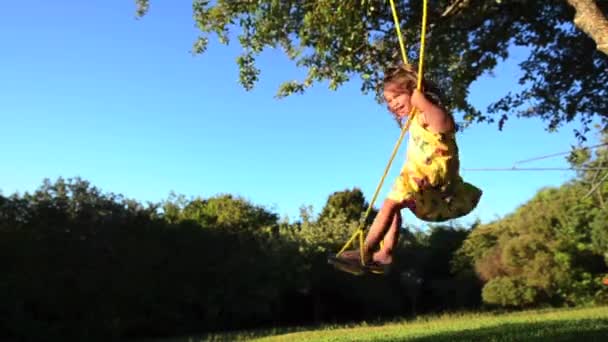 Caucásico niña jugando swing — Vídeo de stock