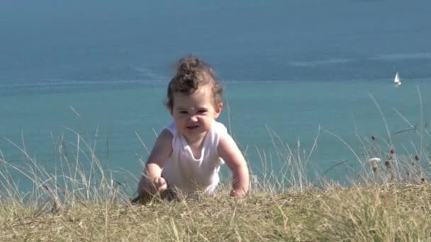 Baby girl crawling outdoors 02 — Stock Video