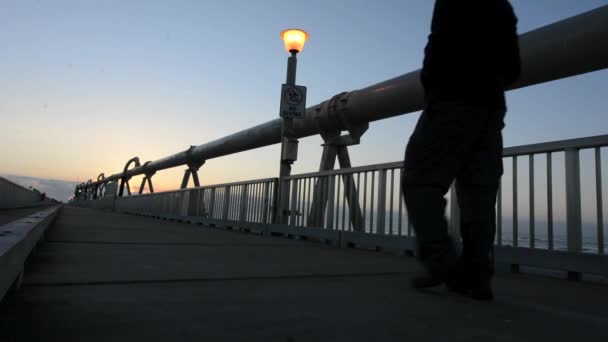 Człowiek spacery po złotym wybrzeżu Pier — Wideo stockowe