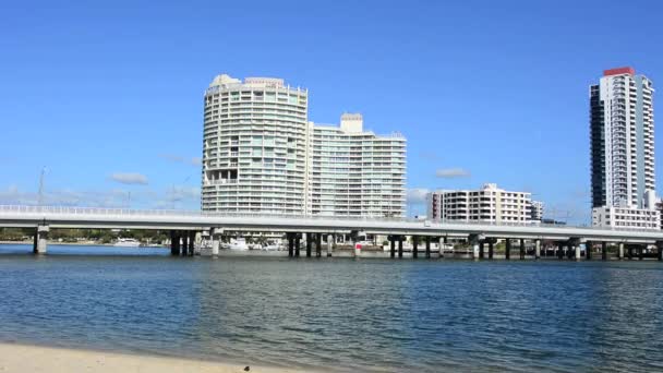 Puente de Sundale y horizonte de Southport en Gold Coast — Vídeos de Stock