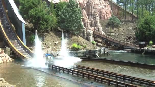 Visitors ride on Wild West Falls Adventure Ride — Stock Video