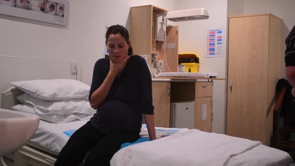 Беременная женщина, у которой схватки в родильном отделении — стоковое видео