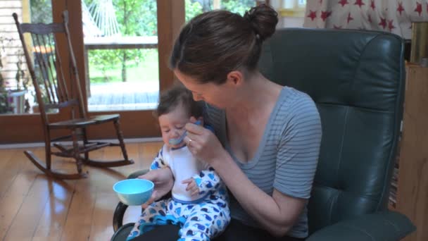 Säugling isst zum ersten Mal feste Nahrung 02 — Stockvideo
