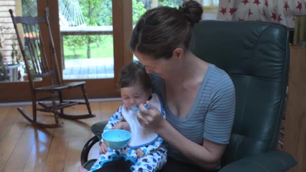 Säugling isst zum ersten Mal feste Nahrung 03 — Stockvideo
