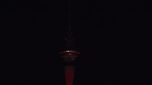 Sky tower ochozu v červené barvě — Stock video