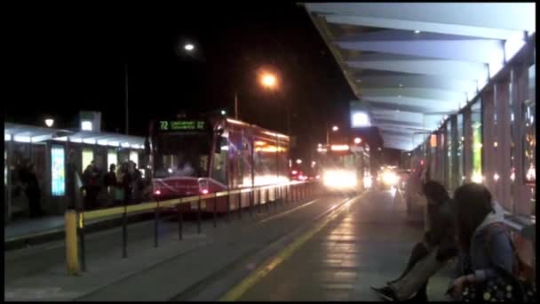 Tráfico en Melbourne CBD por la noche . — Vídeos de Stock