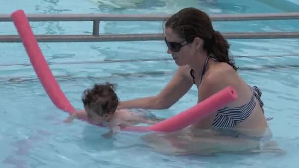 Matka učí své dítě plavat — Stock video