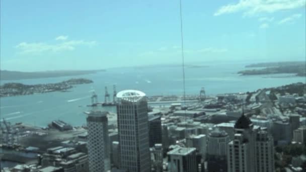 Bungee Jump utanför Auckland Sky Tower — Stockvideo