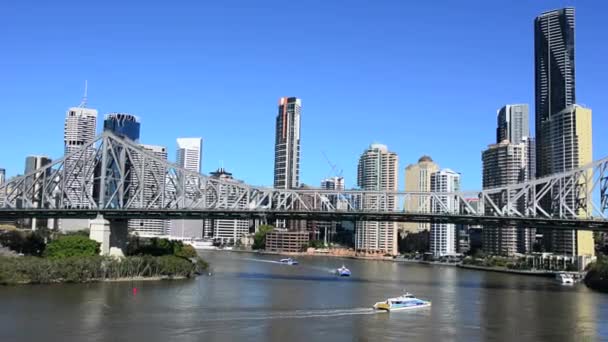 Berättelsen Bridge och Brisbane city skyline — Stockvideo