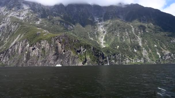 Barco de cruzeiro em Milford Sound em um barco de cruzeiro — Vídeo de Stock