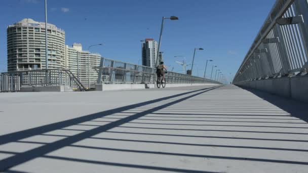 Pedestrian traffic over Sundale Bridge crosswalk — Stock Video