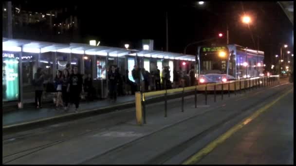 Verkeer in Melbourne CBD 's nachts. — Stockvideo
