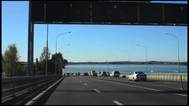 Tráfico en el puente del puerto de Auckland — Vídeos de Stock