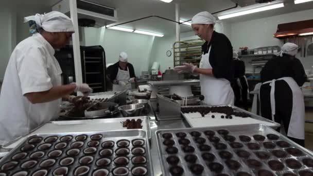 工厂工人准备浸渍巧克力球 — 图库视频影像