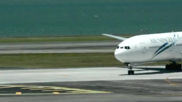 新西兰旅客喷气式飞机在奥克兰机场 — 图库视频影像