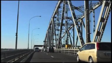Auckland Harbor Köprüsü'nde trafik