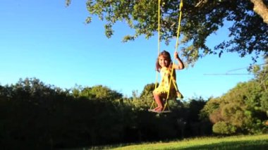 Beyaz küçük kız salıncak oynuyor