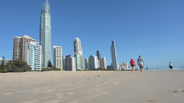 Bezoekers wandelingen op het belangrijkste strand in Surfers Paradise Gold Coast Australia 02 — Stockvideo