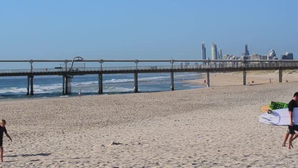 Szörfös Hullámlovaglás alatt Surfers Paradise Skyline Queensland Ausztrália — Stock videók