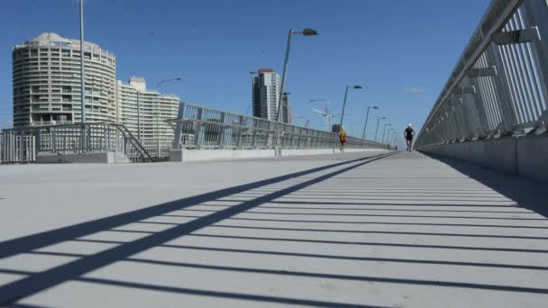 Tráfico peatonal por el paso peatonal del puente Sundale — Vídeos de Stock