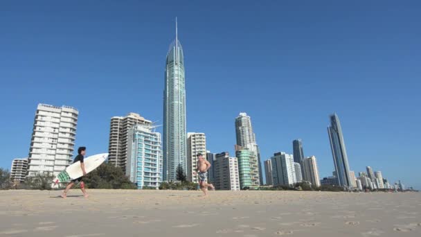 游客在冲浪者天堂黄金海岸澳大利亚的主要海滩上散步 03 — 图库视频影像