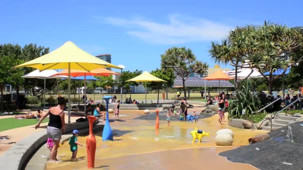 Bezoekers in de Broadwater Parklands in Gold Coast Queensland — Stockvideo