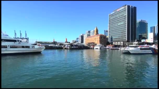 Ferry llega a Auckland Ferry Terminal, Nueva Z — Vídeos de Stock